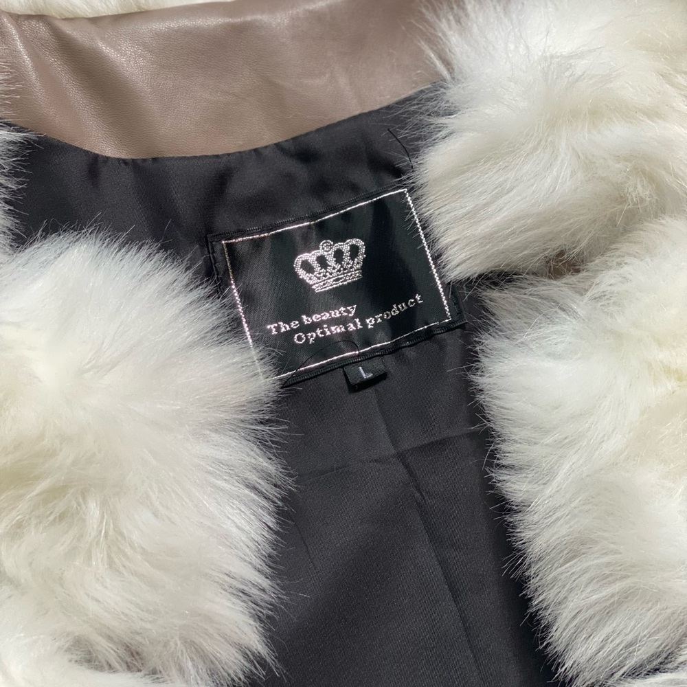 Women's Faux Fur Vest - Picture 3 of 9